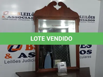 LOTE 096 - 01 ESPELHO. (NO ESTADO EM QUE SE ENCONTRA. SUJEITO A AVARIAS OCULTAS/VISÍVEIS.) AV9864P