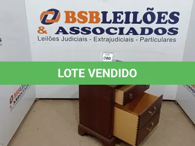 LOTE 080 - 01 MESA DE CABECEIRA. (NO ESTADO EM QUE SE ENCONTRA. SUJEITO A AVARIAS OCULTAS/VISÍVEIS.) BF8495W