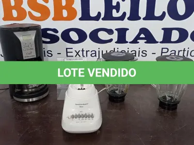 LOTE 016 - 01 CAFETEIRA ELECTROLUX 220V, 01 BASE DE LIGUIFICADORS HAMILTON BEACH 110V E 02 COPOS DE LIGUIFICADOR EM VIDRO. (NO ESTADO EM QUE SE ENCONTRA. SUJEITO A AVARIAS OCULTAS/VISÍVEIS.)