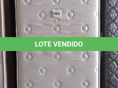 LOTE 164 - 01 COLCHÃO SOLTEIRO COM BASE 1,88CM X 0,88CM. (NO ESTADO EM QUE SE ENCONTRA. SUJEITO A AVARIAS OCULTAS/VISÍVEIS.) BJ7495P