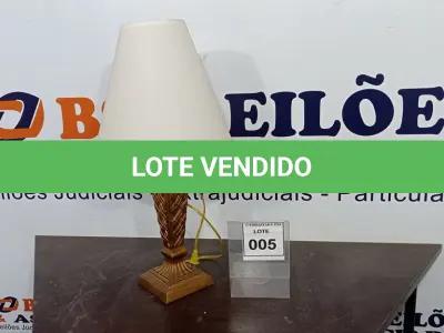 LOTE 005 - 01 ABAJUR. (NO ESTADO EM QUE SE ENCONTRA. SUJEITO A AVARIAS OCULTAS/VISÍVEIS.) AU2335A