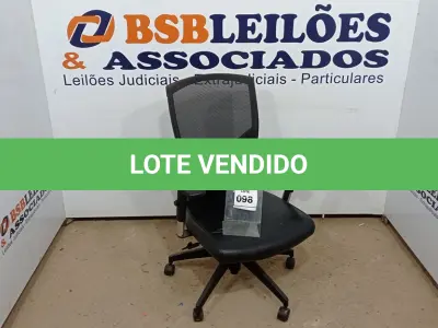 LOTE 098 - 01 CADEIRA DE ESCRITÓRIO. (NO ESTADO EM QUE SE ENCONTRA. SUJEITO A AVARIAS OCULTAS/VISÍVEIS.) AV9804K