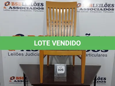 LOTE 026 - 01 CADEIRA DE COZINHA. (NO ESTADO EM QUE SE ENCONTRA. SUJEITO A AVARIAS OCULTAS/VISÍVEIS.) BF8696U