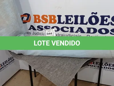 LOTE 044 - 01 CARPETE AZUL E CINZA. (NO ESTADO EM QUE SE ENCONTRA. SUJEITO A AVARIAS OCULTAS/VISÍVEIS.)
