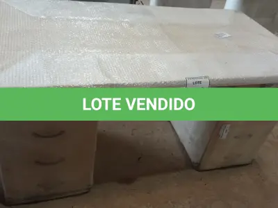 LOTE 120 - 01 MESA EM MADEIRA COM 02 GAVETEIROS. (NO ESTADO EM QUE SE ENCONTRA. SUJEITO A AVARIAS OCULTAS/VISÍVEIS.)