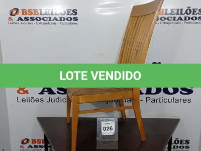 LOTE 026 - 01 CADEIRA DE COZINHA. (NO ESTADO EM QUE SE ENCONTRA. SUJEITO A AVARIAS OCULTAS/VISÍVEIS.) BF8696U