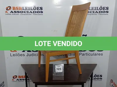 LOTE 023 - 01 CADEIRA DE COZINHA. (NO ESTADO EM QUE SE ENCONTRA. SUJEITO A AVARIAS OCULTAS/VISÍVEIS.) BF8696V