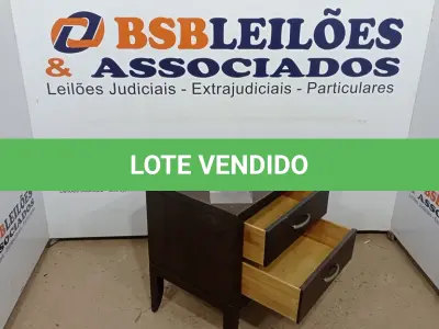 LOTE 128 - 01 MESA DE CABECEIRA(NO ESTADO EM QUE SE ENCONTRA. SUJEITO A AVARIAS OCULTAS/VISÍVEIS.)