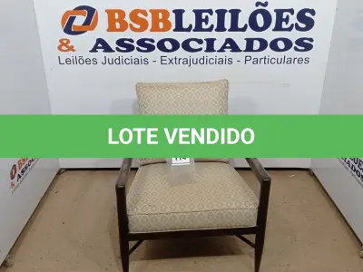 LOTE 114 - 01 POLTRONA. (NO ESTADO EM QUE SE ENCONTRA. SUJEITO A AVARIAS OCULTAS/VISÍVEIS.) BF8703L