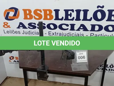 LOTE 006 -  01 SUPORTE DUPLO PARA MONITORES. (NO ESTADO EM QUE SE ENCONTRA. SUJEITO A AVARIAS OCULTAS/VISÍVEIS.)  