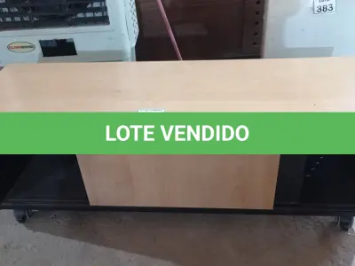LOTE 384 - 01 RACK 02 PORTAS DE CORRER COM RODINHAS. (NO ESTADO) ATENÇÃO! FAZER A VISITAÇÃO ANTES DE ARREMATAR, NÃO SABEMOS SE FUNCIONA, LEILÃO NÃO TEM GARANTIA E NEM DEVOLUÇÃO, SUJEITO A POSSÍVEIS AVARIAS VISÍVEIS/OCULTAS E/OU AUSÊNCIA DE COMPONENTES.