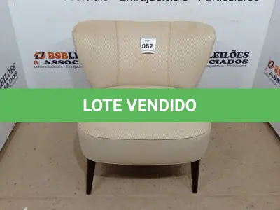 LOTE 082 - 01 POLTRONA ESTOFADA. (NO ESTADO EM QUE SE ENCONTRA. SUJEITO A AVARIAS OCULTAS/VISÍVEIS.) AU2132G