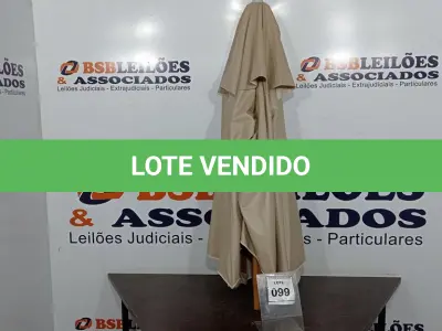 LOTE 099 - 01 GUARDA SOL EM MADEIRA SEM BASE. (NO ESTADO EM QUE SE ENCONTRA. SUJEITO A AVARIAS OCULTAS/VISÍVEIS.) AV9424Y