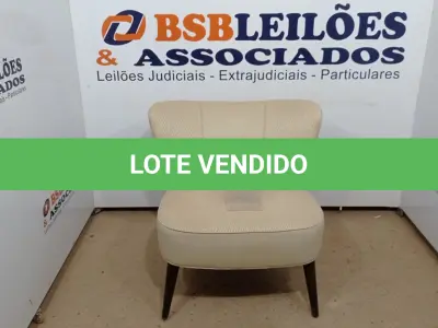 LOTE 113 - 01 POLTRONA ESTOFADA. (NO ESTADO EM QUE SE ENCONTRA. SUJEITO A AVARIAS OCULTAS/VISÍVEIS.) BJ7189G