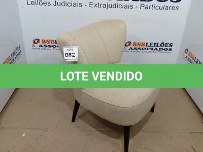 LOTE 082 - 01 POLTRONA ESTOFADA. (NO ESTADO EM QUE SE ENCONTRA. SUJEITO A AVARIAS OCULTAS/VISÍVEIS.) AU2132G
