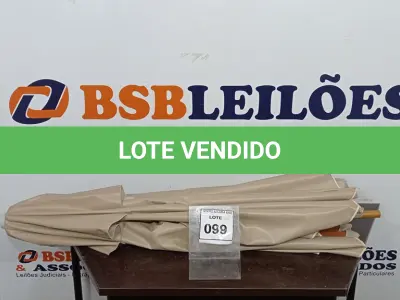 LOTE 099 - 01 GUARDA SOL EM MADEIRA SEM BASE. (NO ESTADO EM QUE SE ENCONTRA. SUJEITO A AVARIAS OCULTAS/VISÍVEIS.) AV9424Y