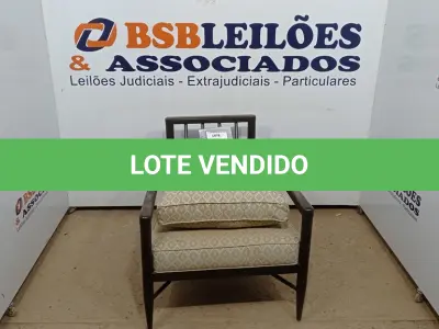 LOTE 114 - 01 POLTRONA. (NO ESTADO EM QUE SE ENCONTRA. SUJEITO A AVARIAS OCULTAS/VISÍVEIS.) BF8703L