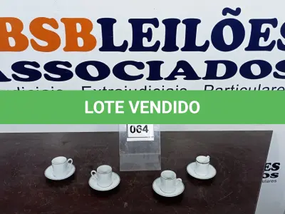LOTE 064 - 04 XÍCARAS COM 04 PIRES. (NO ESTADO EM QUE SE ENCONTRA. SUJEITO A AVARIAS OCULTAS/VISÍVEIS.)