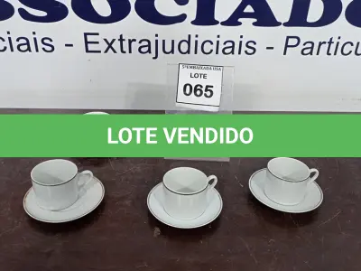 LOTE 065 - 04 XÍCARAS COM 04 PIRES. (NO ESTADO EM QUE SE ENCONTRA. SUJEITO A AVARIAS OCULTAS/VISÍVEIS.)