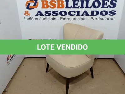 LOTE 113 - 01 POLTRONA ESTOFADA. (NO ESTADO EM QUE SE ENCONTRA. SUJEITO A AVARIAS OCULTAS/VISÍVEIS.) BJ7189G