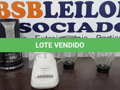 LOTE 016 - 01 CAFETEIRA ELECTROLUX 220V, 01 BASE DE LIGUIFICADORS HAMILTON BEACH 110V E 02 COPOS DE LIGUIFICADOR EM VIDRO. (NO ESTADO EM QUE SE ENCONTRA. SUJEITO A AVARIAS OCULTAS/VISÍVEIS.)