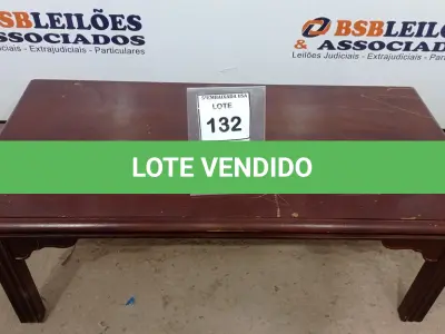 LOTE 132 - 01 MESA DE CENTRO. (NO ESTADO EM QUE SE ENCONTRA. SUJEITO A AVARIAS OCULTAS/VISÍVEIS.) BJ7394M