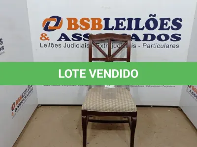 LOTE 102 - 01 CADEIRA DE JANTAR. (NO ESTADO EM QUE SE ENCONTRA. SUJEITO A AVARIAS OCULTAS/VISÍVEIS.) BA1980D
