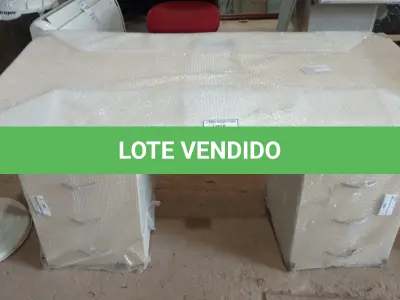 LOTE 130 - 01 MESA EM MADEIRA COM 02 GAVETEIROS. (NO ESTADO EM QUE SE ENCONTRA. SUJEITO A AVARIAS OCULTAS/VISÍVEIS.)