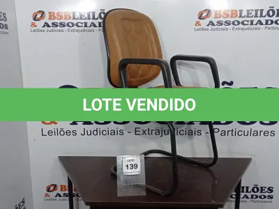 LOTE 139 - 01 CADEIRA. (NO ESTADO EM QUE SE ENCONTRA. SUJEITO A AVARIAS OCULTAS/VISÍVEIS.) AV9898X