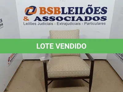 LOTE 077 - 01 POLTRONA EM MADEIRA ESTOFADA AU2176T. (NO ESTADO EM QUE SE ENCONTRA. SUJEITO A AVARIAS OCULTAS/VISÍVEIS.)