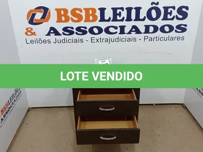 LOTE 097 - 01 MESA DE CABECEIRA. (NO ESTADO EM QUE SE ENCONTRA. SUJEITO A AVARIAS OCULTAS/VISÍVEIS.) BJ6878X