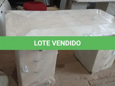 LOTE 130 - 01 MESA EM MADEIRA COM 02 GAVETEIROS. (NO ESTADO EM QUE SE ENCONTRA. SUJEITO A AVARIAS OCULTAS/VISÍVEIS.)