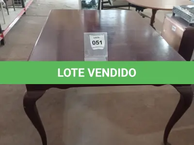 LOTE 051 - 01 MESA EM MADEIRA. (NO ESTADO EM QUE SE ENCONTRA. SUJEITO A AVARIAS OCULTAS/VISÍVEIS.)  AV9946C