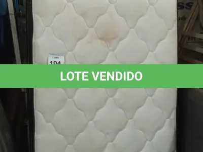 LOTE 104 - 01 COLCHÃO SOLTEIRO COM BASE. (NO ESTADO EM QUE SE ENCONTRA. SUJEITO A AVARIAS OCULTAS/VISÍVEIS.) AU1876R
