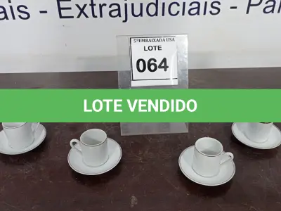 LOTE 064 - 04 XÍCARAS COM 04 PIRES. (NO ESTADO EM QUE SE ENCONTRA. SUJEITO A AVARIAS OCULTAS/VISÍVEIS.)
