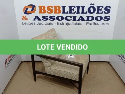 LOTE 114 - 01 POLTRONA. (NO ESTADO EM QUE SE ENCONTRA. SUJEITO A AVARIAS OCULTAS/VISÍVEIS.) BF8703L