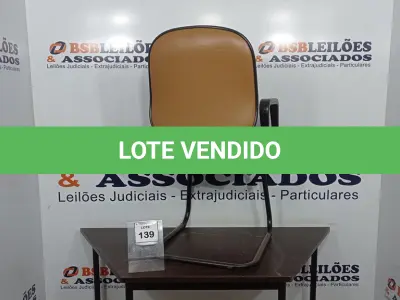 LOTE 139 - 01 CADEIRA. (NO ESTADO EM QUE SE ENCONTRA. SUJEITO A AVARIAS OCULTAS/VISÍVEIS.) AV9898X