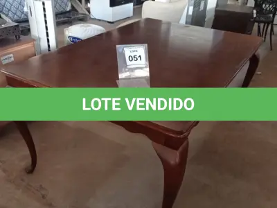 LOTE 051 - 01 MESA EM MADEIRA. (NO ESTADO EM QUE SE ENCONTRA. SUJEITO A AVARIAS OCULTAS/VISÍVEIS.)  AV9946C