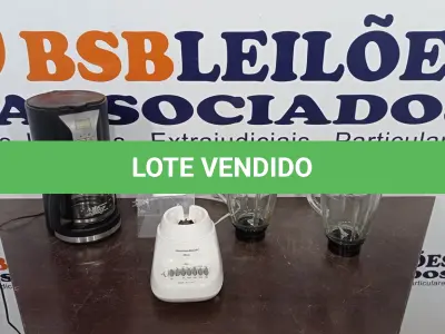 LOTE 016 - 01 CAFETEIRA ELECTROLUX 220V, 01 BASE DE LIGUIFICADORS HAMILTON BEACH 110V E 02 COPOS DE LIGUIFICADOR EM VIDRO. (NO ESTADO EM QUE SE ENCONTRA. SUJEITO A AVARIAS OCULTAS/VISÍVEIS.)