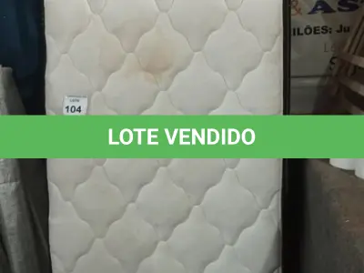 LOTE 104 - 01 COLCHÃO SOLTEIRO COM BASE. (NO ESTADO EM QUE SE ENCONTRA. SUJEITO A AVARIAS OCULTAS/VISÍVEIS.) AU1876R