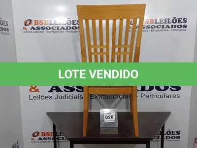 LOTE 026 - 01 CADEIRA DE COZINHA. (NO ESTADO EM QUE SE ENCONTRA. SUJEITO A AVARIAS OCULTAS/VISÍVEIS.) BF8696U
