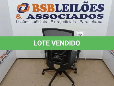 LOTE 098 - 01 CADEIRA DE ESCRITÓRIO. (NO ESTADO EM QUE SE ENCONTRA. SUJEITO A AVARIAS OCULTAS/VISÍVEIS.) AV9804K