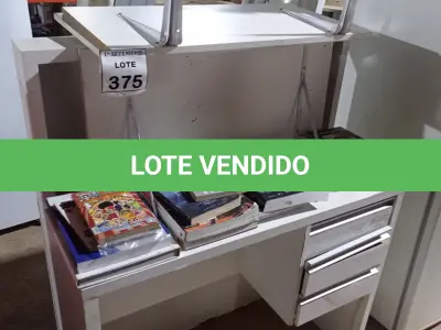 LOTE 375 - 01 RACK DE MADEIRA, 03 PRATELEIRAS E LIVROS DIVERSOS. (NO ESTADO) ATENÇÃO! FAZER A VISITAÇÃO ANTES DE ARREMATAR, NÃO SABEMOS SE FUNCIONA, LEILÃO NÃO TEM GARANTIA E NEM DEVOLUÇÃO, SUJEITO A POSSÍVEIS AVARIAS VISÍVEIS/OCULTAS E/OU AUSÊNCIA DE COMPONENTES