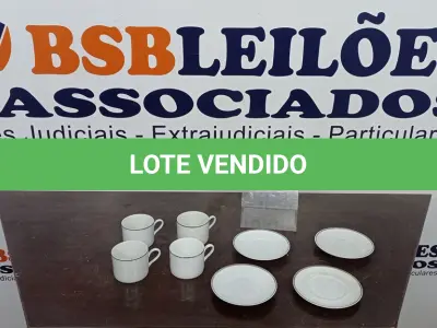 LOTE 065 - 04 XÍCARAS COM 04 PIRES. (NO ESTADO EM QUE SE ENCONTRA. SUJEITO A AVARIAS OCULTAS/VISÍVEIS.)