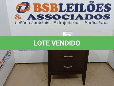 LOTE 128 - 01 MESA DE CABECEIRA(NO ESTADO EM QUE SE ENCONTRA. SUJEITO A AVARIAS OCULTAS/VISÍVEIS.)