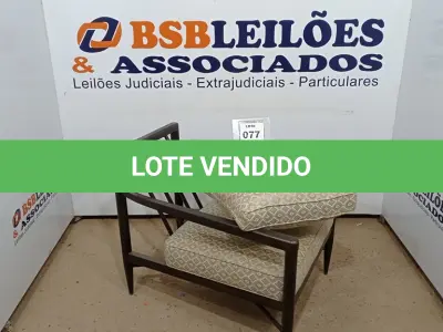 LOTE 077 - 01 POLTRONA EM MADEIRA ESTOFADA AU2176T. (NO ESTADO EM QUE SE ENCONTRA. SUJEITO A AVARIAS OCULTAS/VISÍVEIS.)