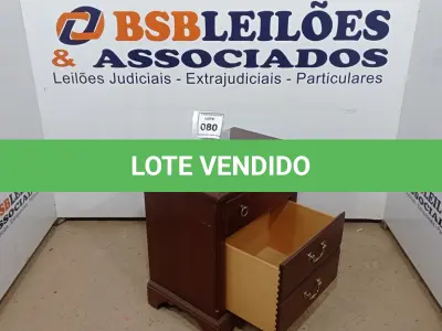 LOTE 080 - 01 MESA DE CABECEIRA. (NO ESTADO EM QUE SE ENCONTRA. SUJEITO A AVARIAS OCULTAS/VISÍVEIS.) BF8495W