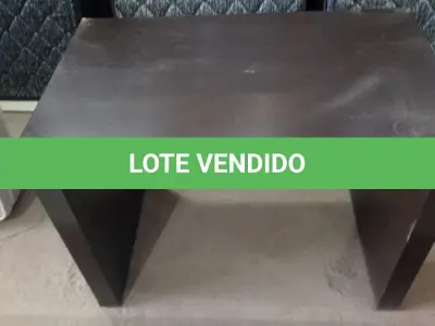 LOTE 193 - 01 MESA EM MADEIRA. (NO ESTADO EM QUE SE ENCONTRA. SUJEITO A AVARIAS OCULTAS/VISÍVEIS.) BF8718N