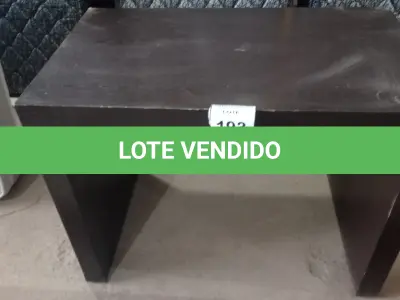 LOTE 193 - 01 MESA EM MADEIRA. (NO ESTADO EM QUE SE ENCONTRA. SUJEITO A AVARIAS OCULTAS/VISÍVEIS.) BF8718N