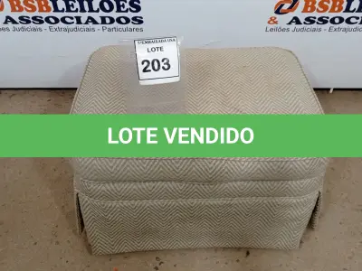 LOTE 203 - 01 PUFF. (NO ESTADO EM QUE SE ENCONTRA. SUJEITO A AVARIAS OCULTAS/VISÍVEIS.) AE7315C